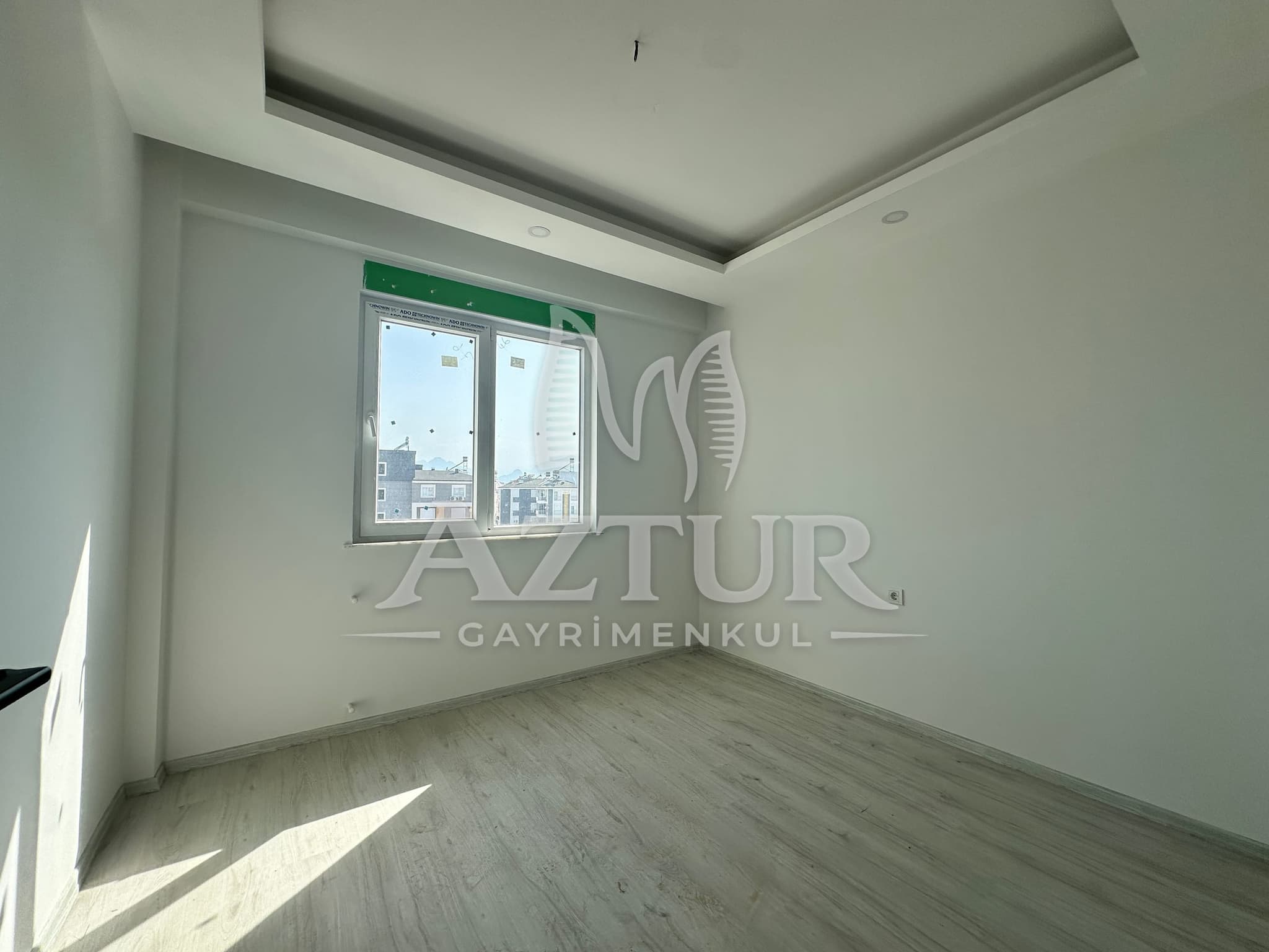 TRAMVAYA YÜRÜME MESAFESİNDE ARAKAT SIFIR 2+1 SATILIK DAİRE