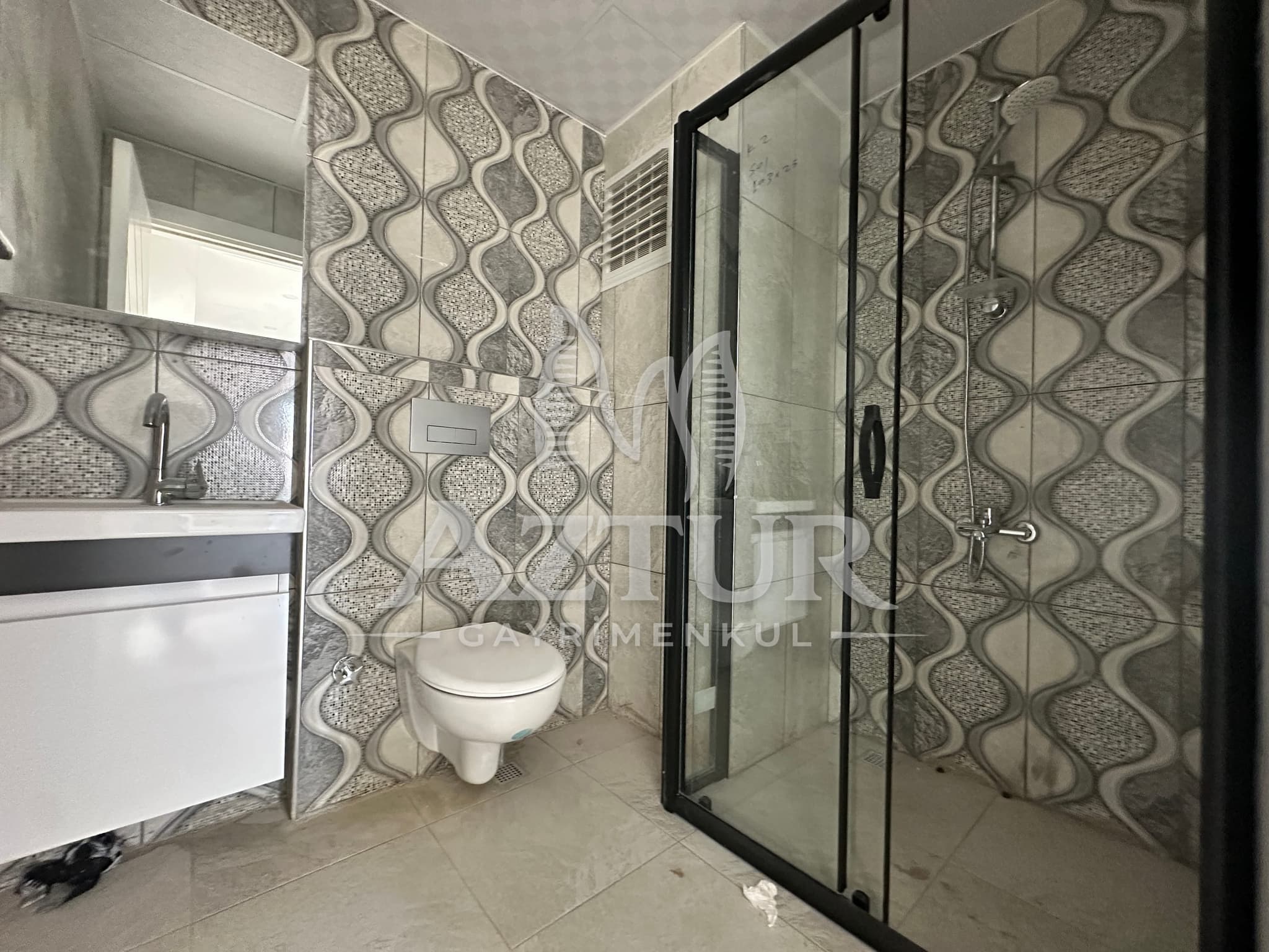 TRAMVAYA YÜRÜME MESAFESİNDE ARAKAT SIFIR 2+1 SATILIK DAİRE