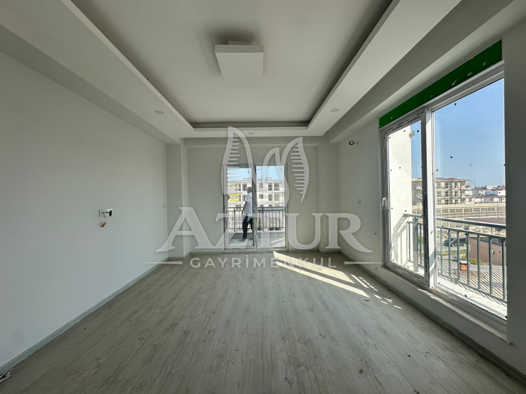 TRAMVAYA YÜRÜME MESAFESİNDE ARAKAT SIFIR 2+1 SATILIK DAİRE