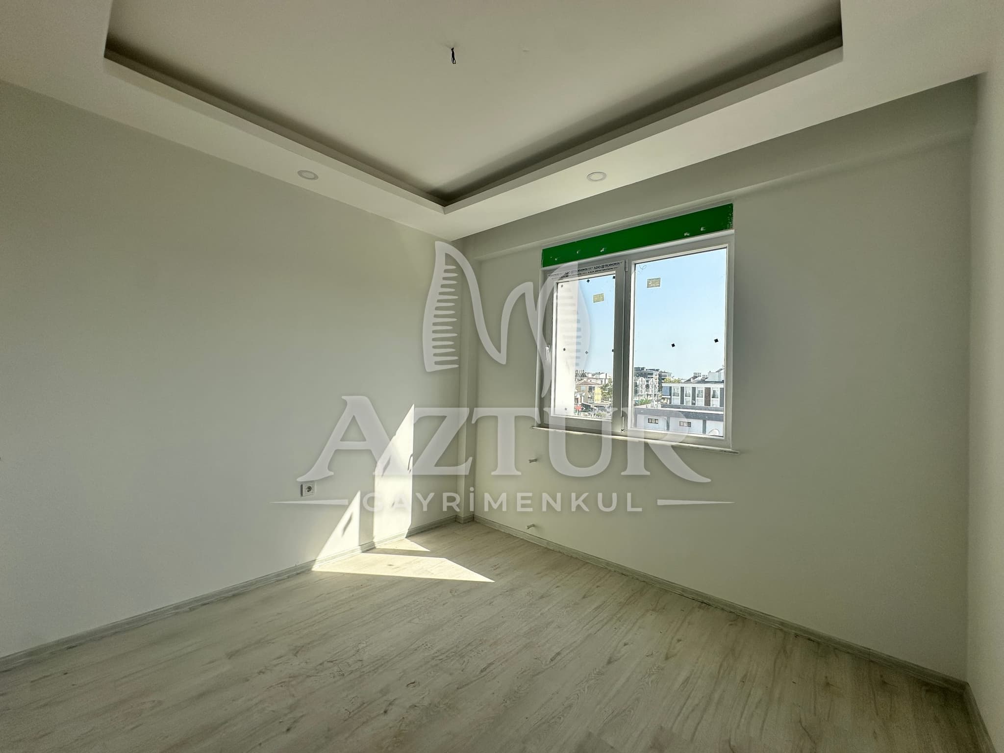 TRAMVAYA YÜRÜME MESAFESİNDE ARAKAT SIFIR 2+1 SATILIK DAİRE