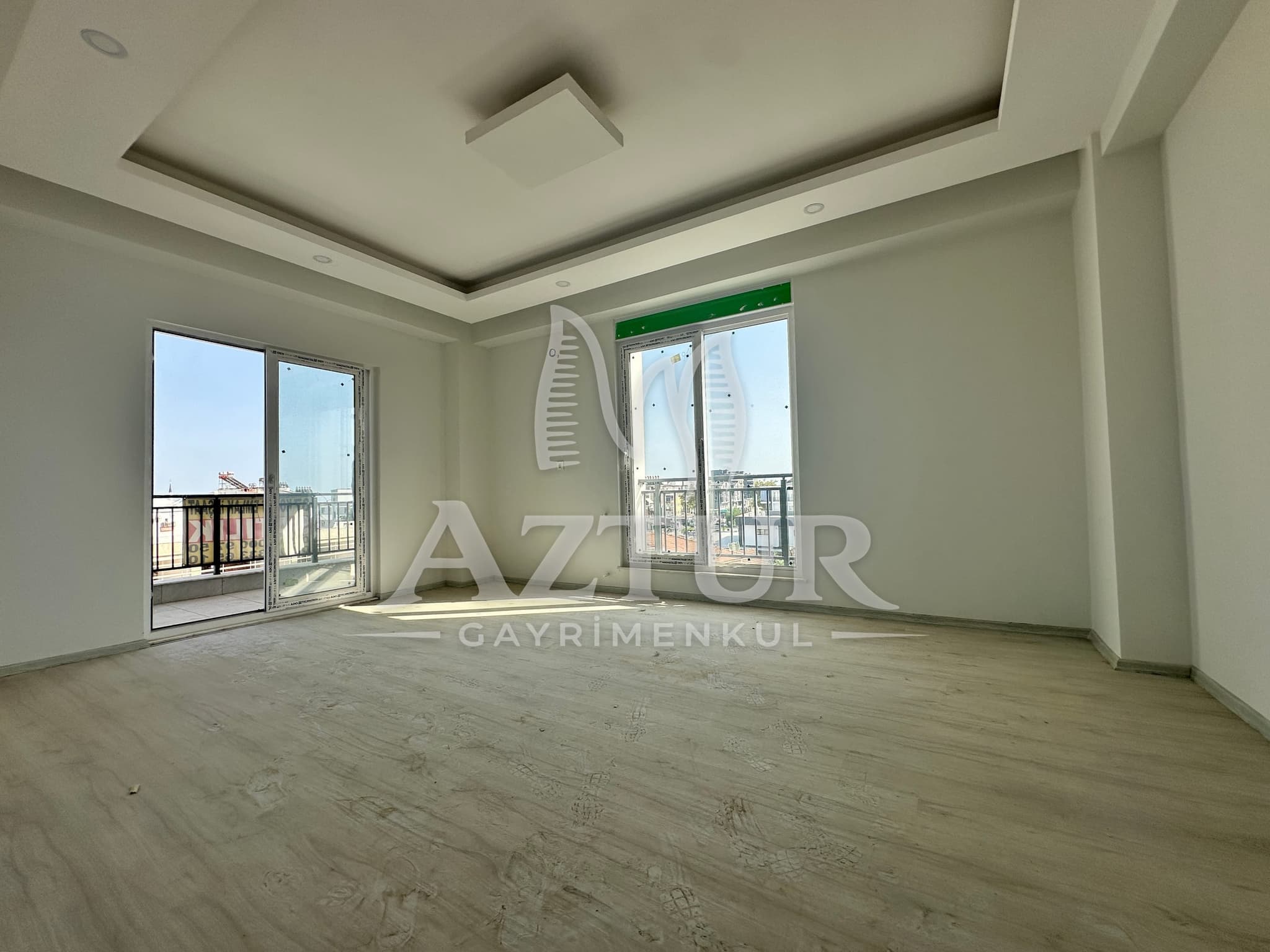 TRAMVAYA YÜRÜME MESAFESİNDE ARAKAT SIFIR 2+1 SATILIK DAİRE