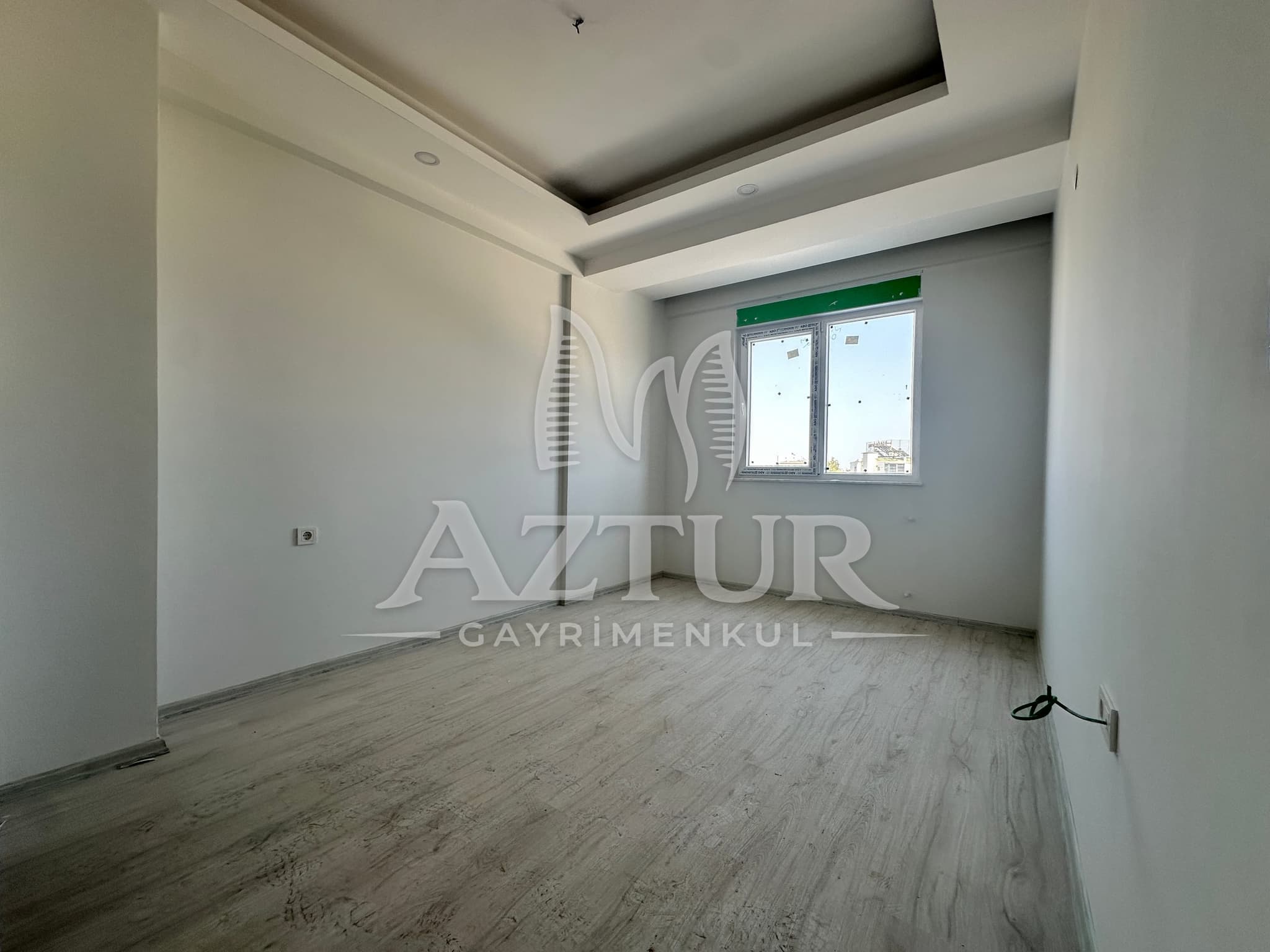 TRAMVAYA YÜRÜME MESAFESİNDE ARAKAT SIFIR 2+1 SATILIK DAİRE