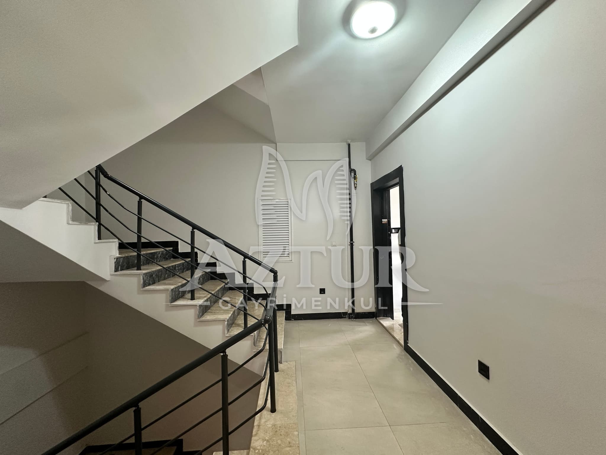 TRAMVAYA YÜRÜME MESAFESİNDE ARAKAT SIFIR 2+1 SATILIK DAİRE