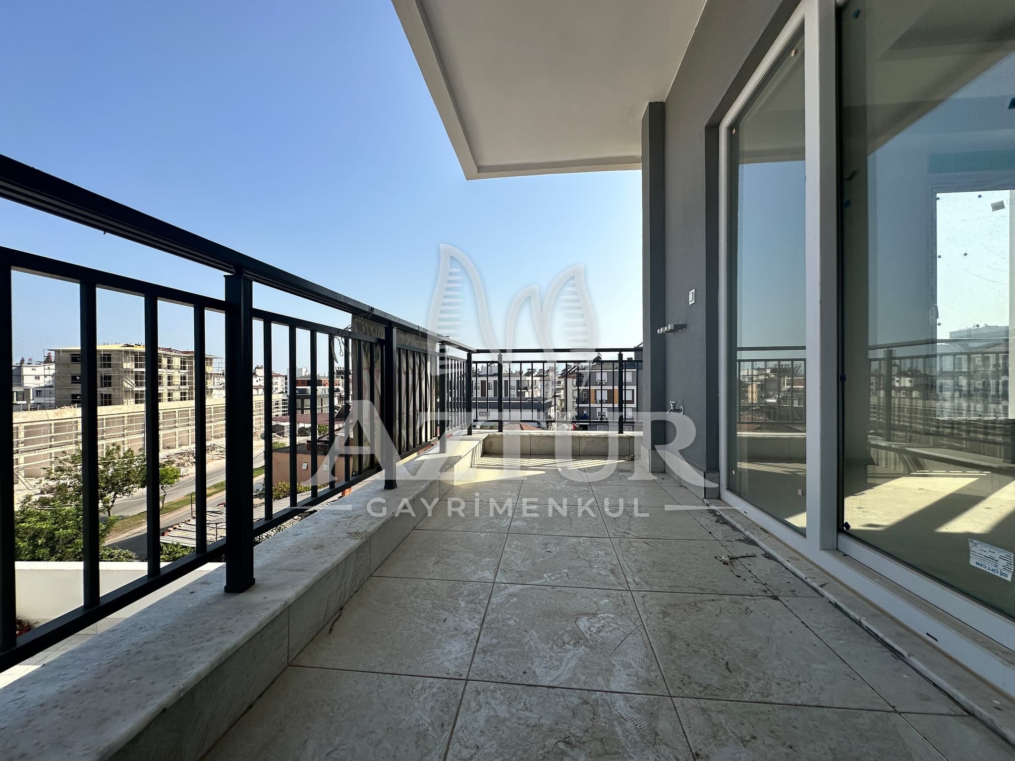 TRAMVAYA YÜRÜME MESAFESİNDE ARAKAT SIFIR 2+1 SATILIK DAİRE