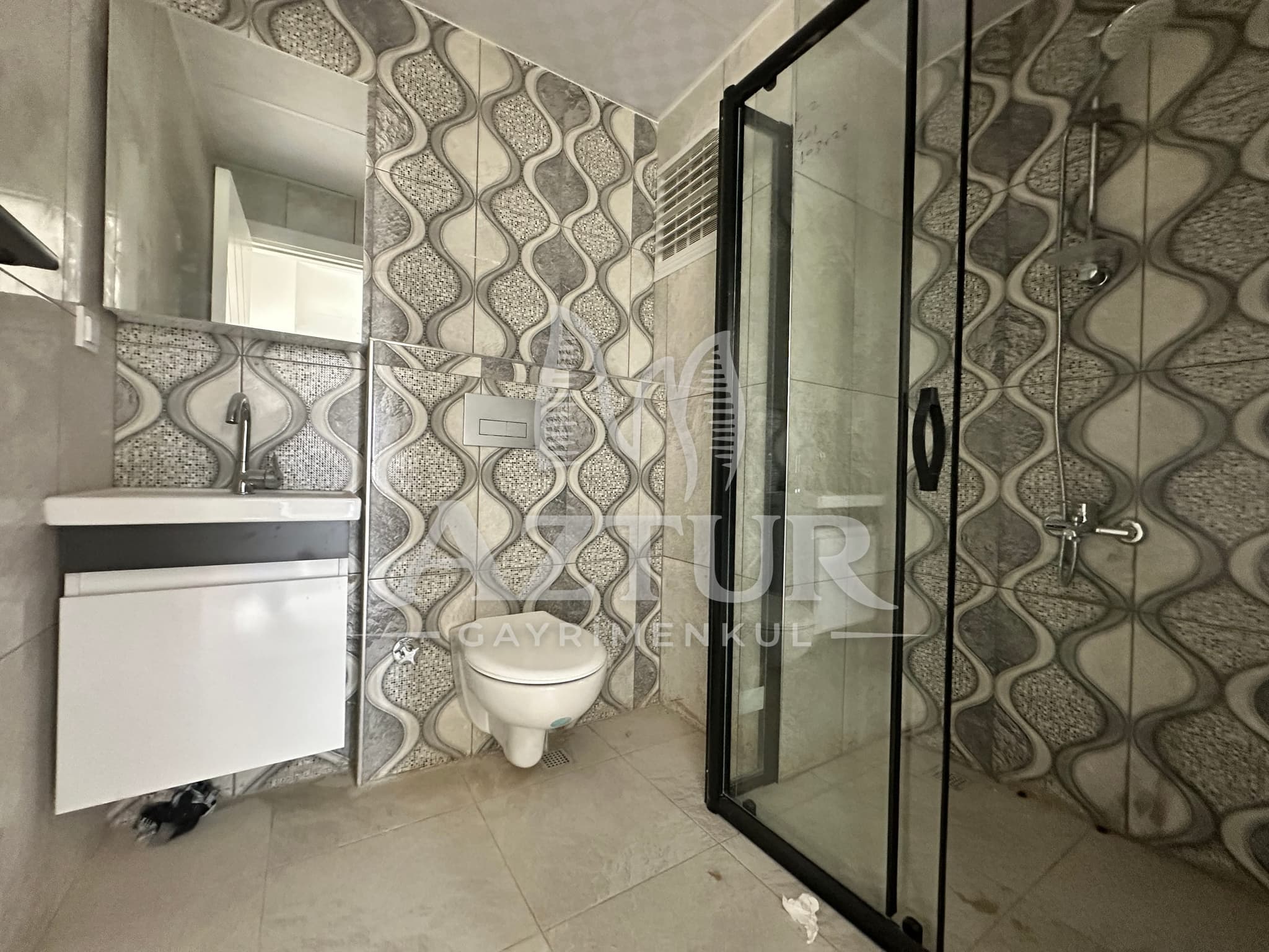 TRAMVAYA YÜRÜME MESAFESİNDE ARAKAT SIFIR 2+1 SATILIK DAİRE