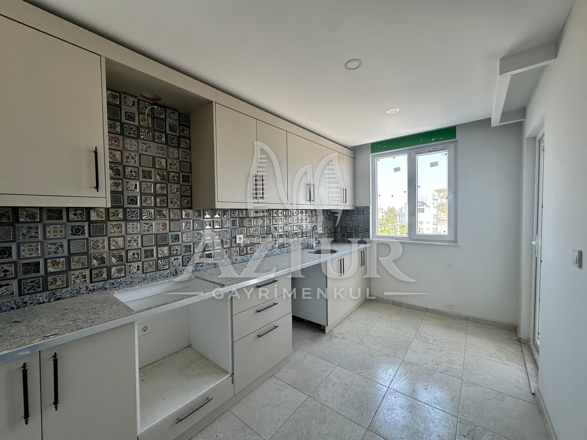 TRAMVAYA YÜRÜME MESAFESİNDE ARAKAT SIFIR 2+1 SATILIK DAİRE
