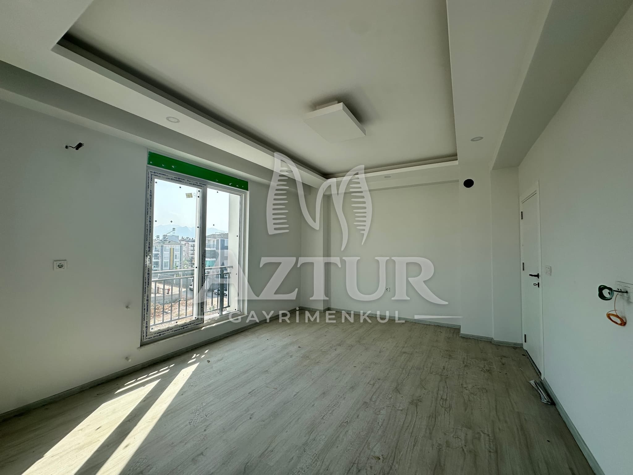 TRAMVAYA YÜRÜME MESAFESİNDE ARAKAT SIFIR 2+1 SATILIK DAİRE