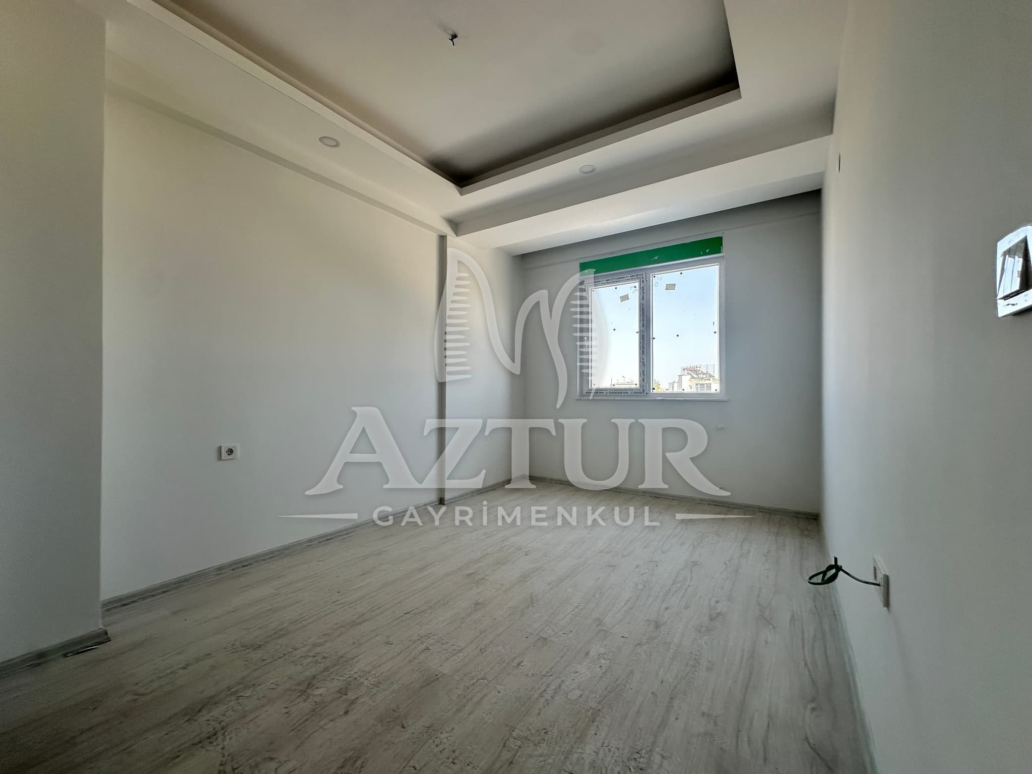 TRAMVAYA YÜRÜME MESAFESİNDE ARAKAT SIFIR 2+1 SATILIK DAİRE