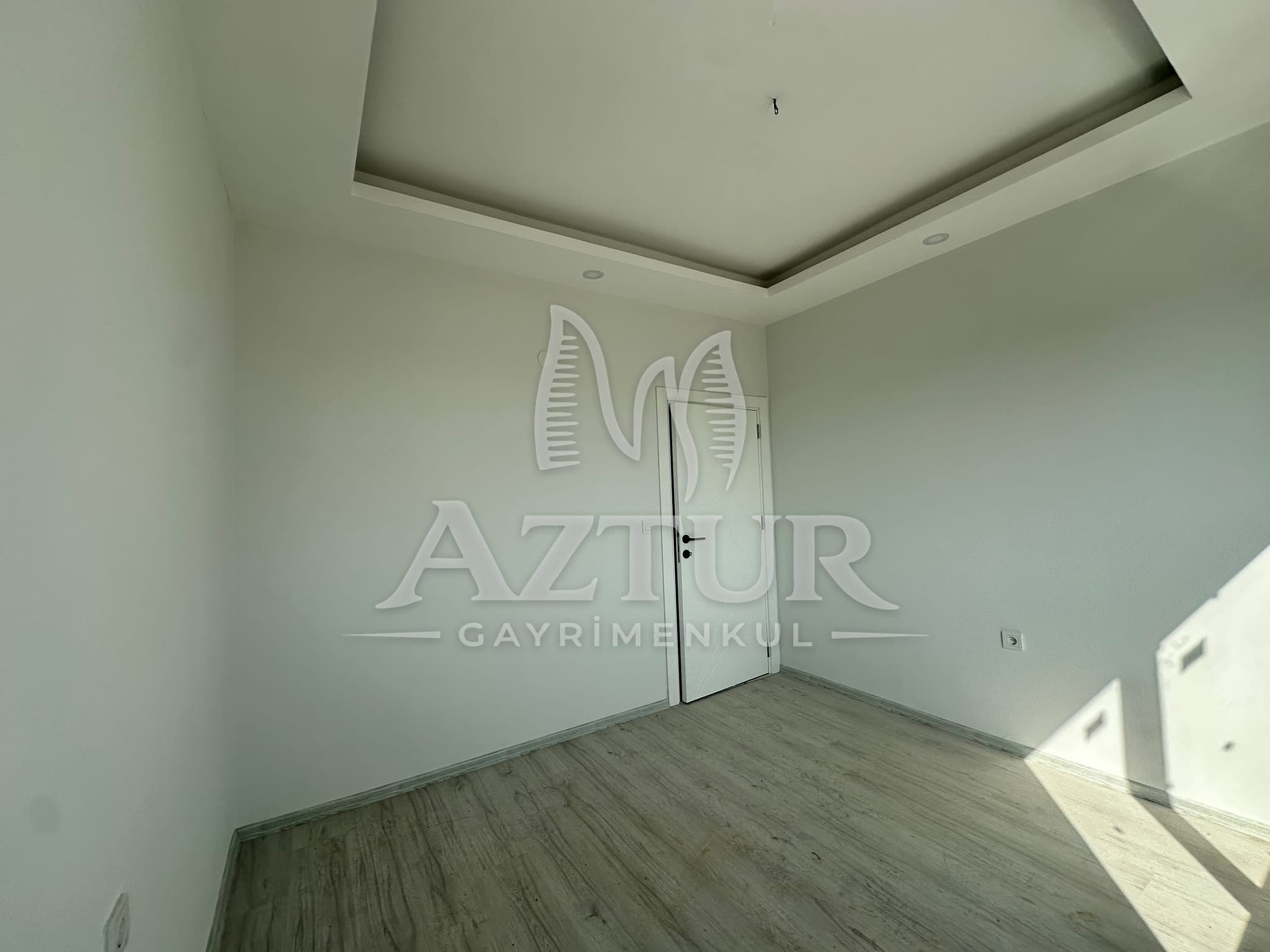 TRAMVAYA YÜRÜME MESAFESİNDE ARAKAT SIFIR 2+1 SATILIK DAİRE