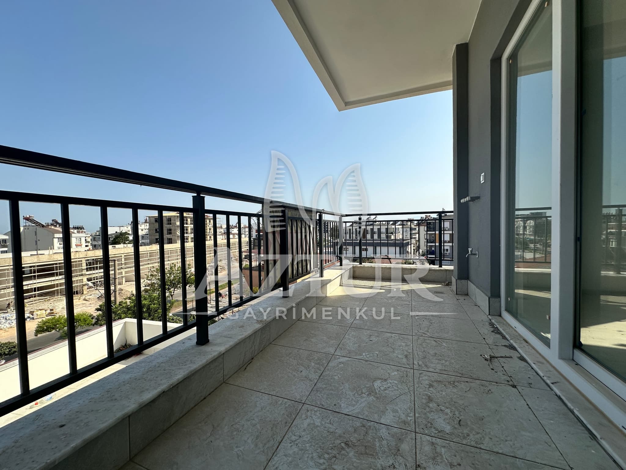 TRAMVAYA YÜRÜME MESAFESİNDE ARAKAT SIFIR 2+1 SATILIK DAİRE