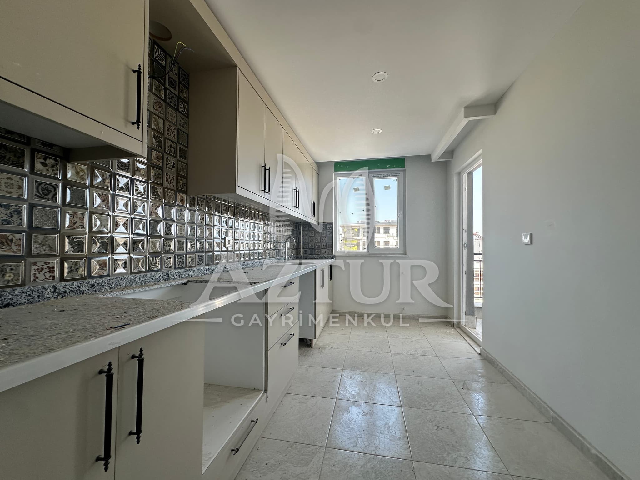 TRAMVAYA YÜRÜME MESAFESİNDE ARAKAT SIFIR 2+1 SATILIK DAİRE