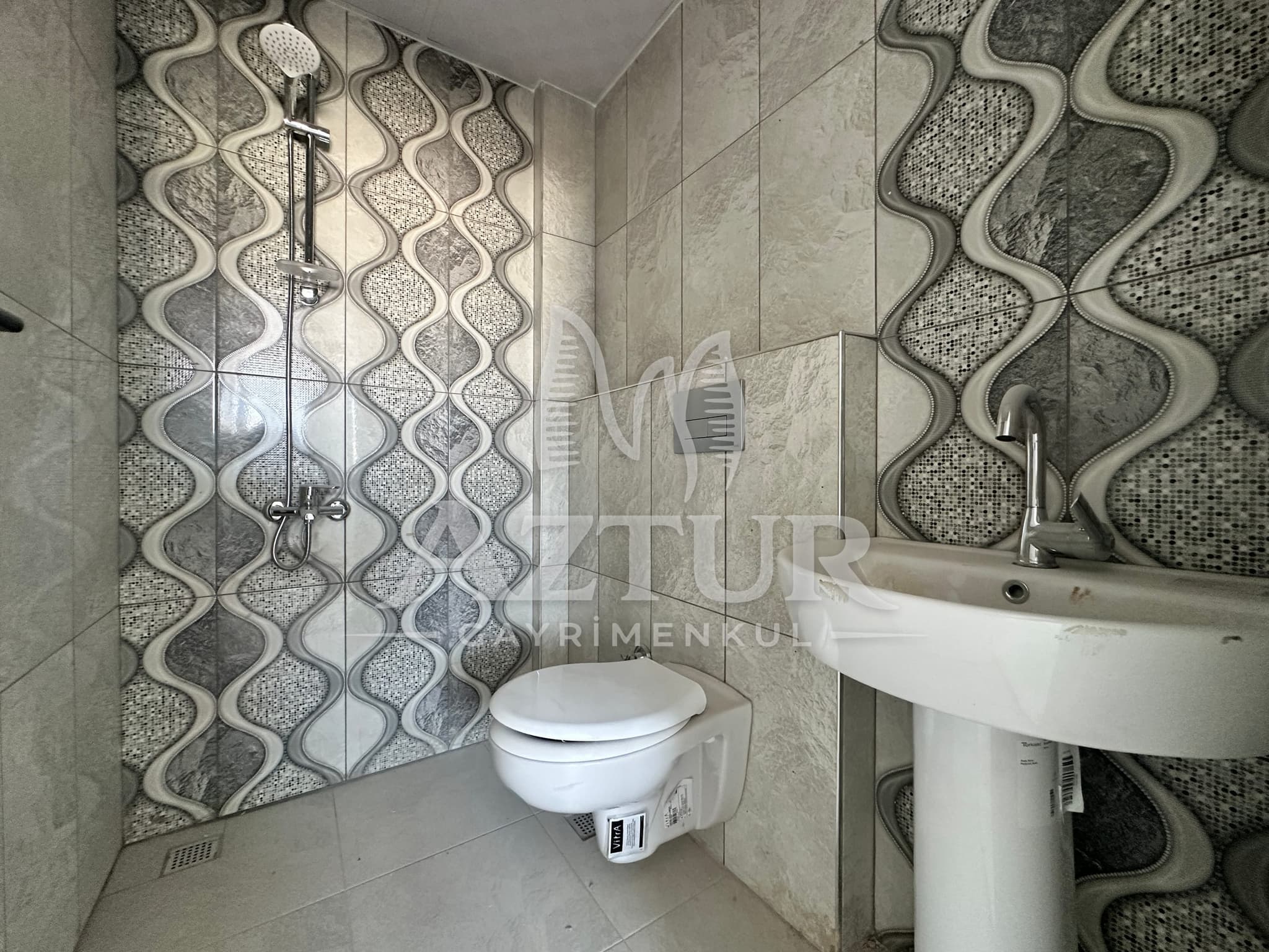 TRAMVAYA YÜRÜME MESAFESİNDE ARAKAT SIFIR 2+1 SATILIK DAİRE
