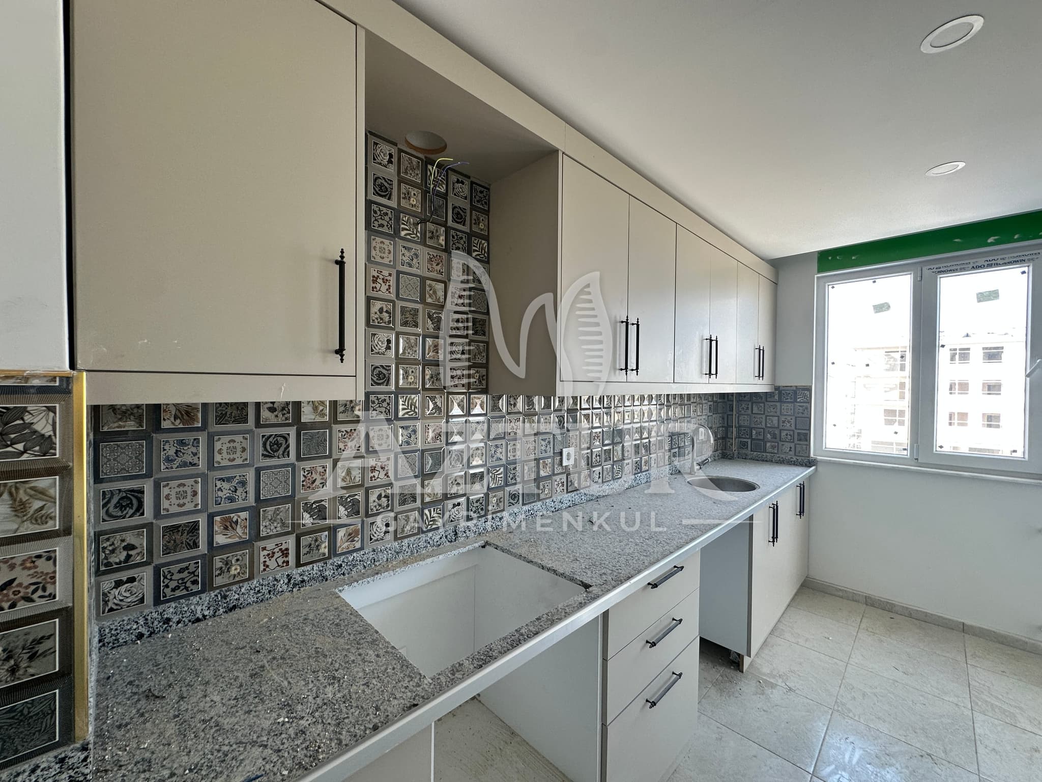 TRAMVAYA YÜRÜME MESAFESİNDE ARAKAT SIFIR 2+1 SATILIK DAİRE