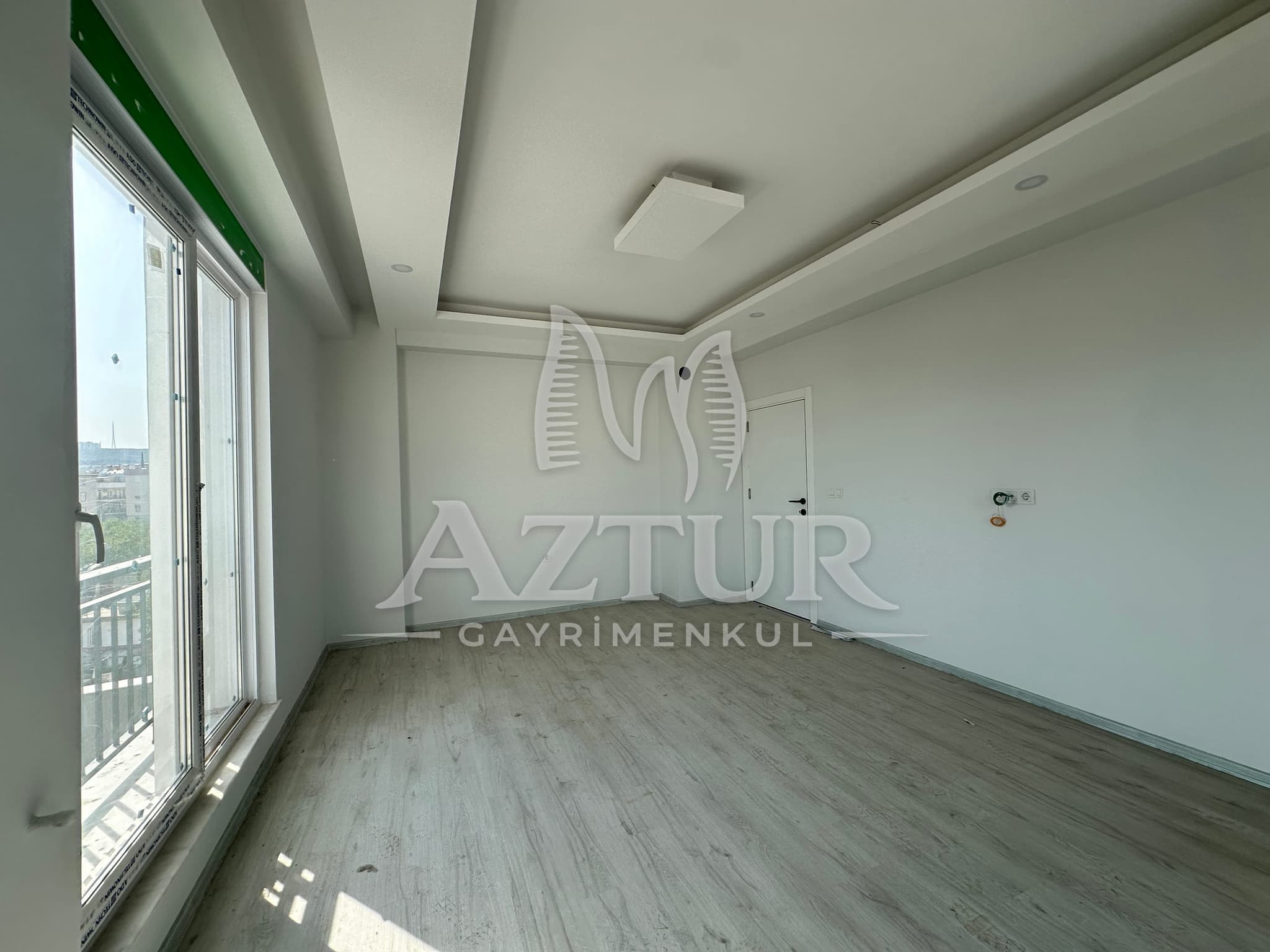 TRAMVAYA YÜRÜME MESAFESİNDE ARAKAT SIFIR 2+1 SATILIK DAİRE