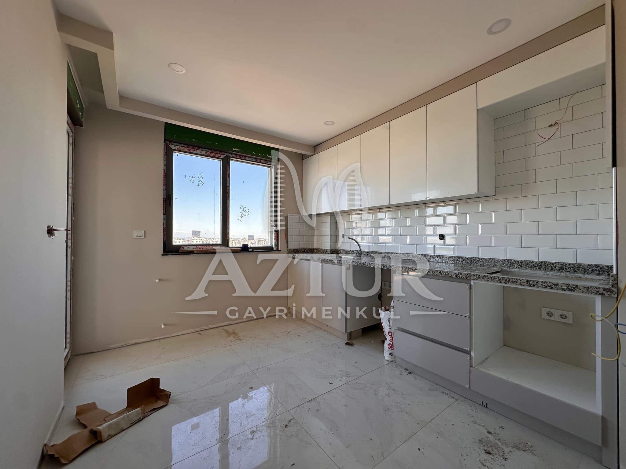 FEVZİ ÇAKMAK'TA CADDE ÜZERİ ARAKAT AYRI MUTFAK 2+1 SATILIK DAİRE