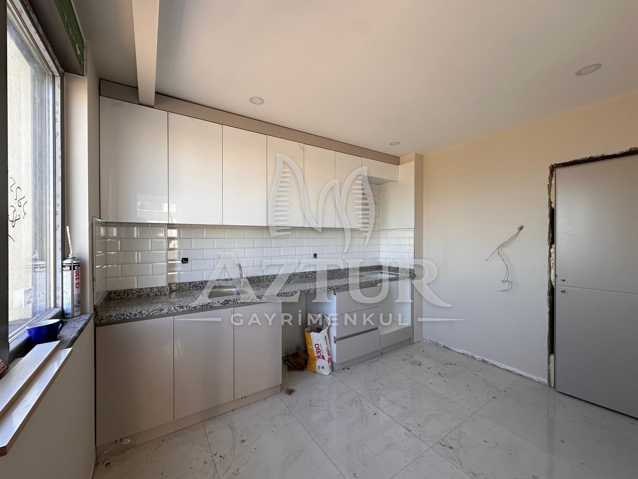 FEVZİ ÇAKMAK'TA CADDE ÜZERİ ARAKAT AYRI MUTFAK 2+1 SATILIK DAİRE
