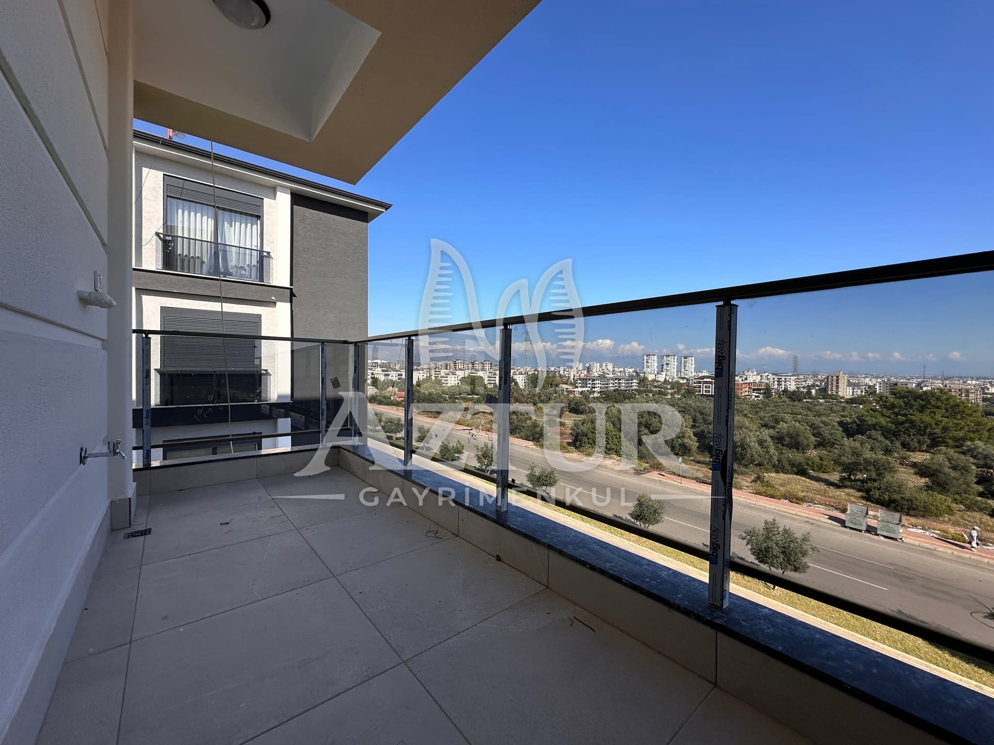 FEVZİ ÇAKMAK'TA CADDE ÜZERİ ARAKAT AYRI MUTFAK 2+1 SATILIK DAİRE