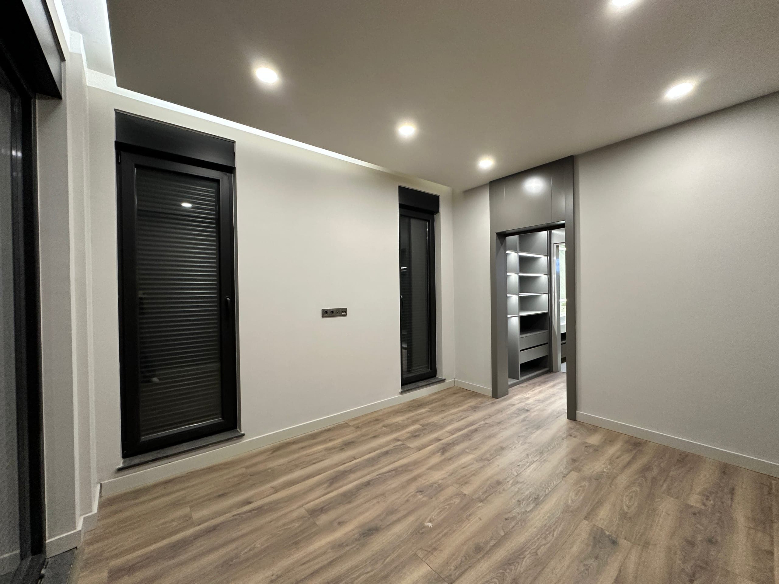 MOLLAYUSUF VİLLALAR BÖLGESİNDE ASANSÖR,HAVUZ,K.OTOPARK 6+1 SATILIK VİLLA