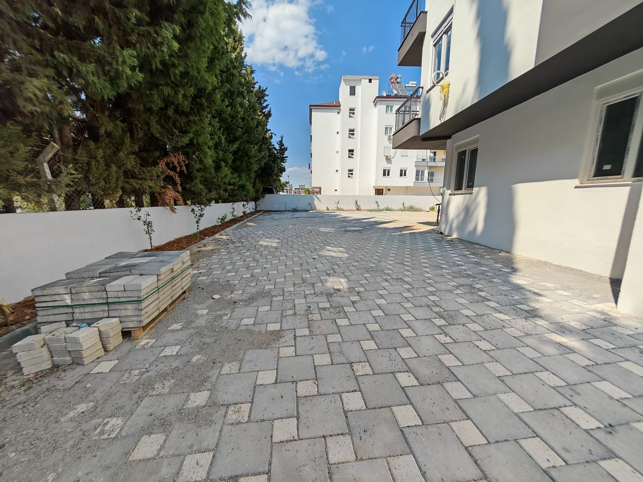 YENİKÖY'DE HAVUZLU KATTA AYRI MUTFAK ASANSÖRLÜ 2+1