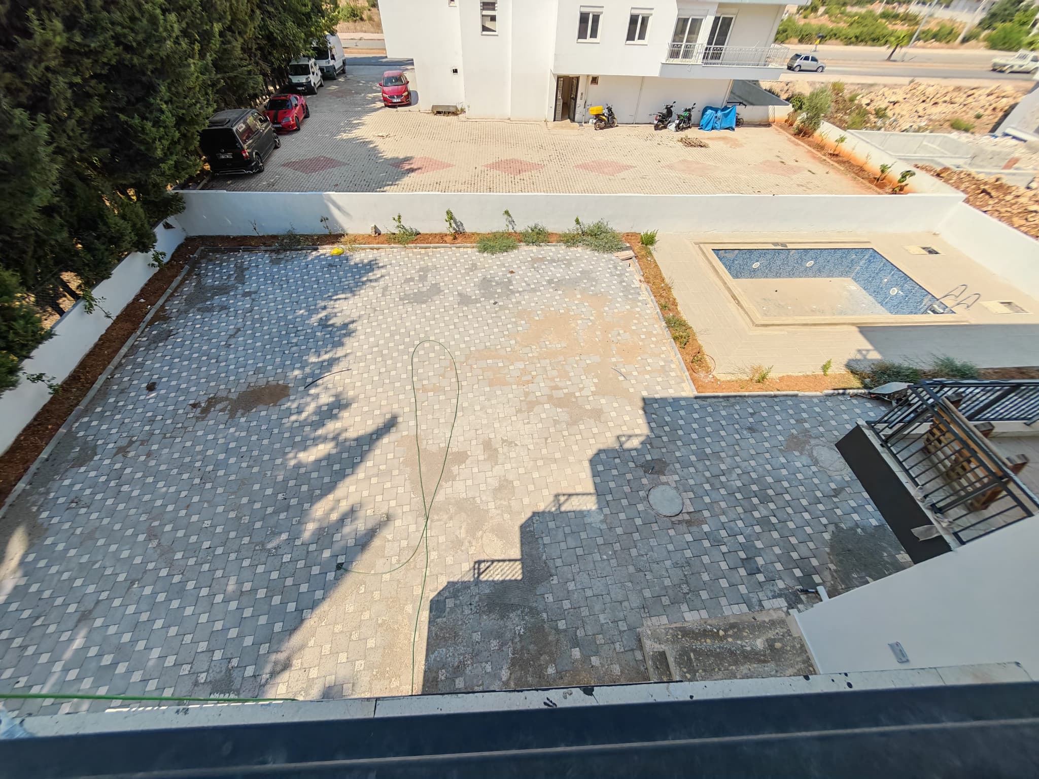 YENİKÖY'DE HAVUZLU KATTA AYRI MUTFAK ASANSÖRLÜ 2+1