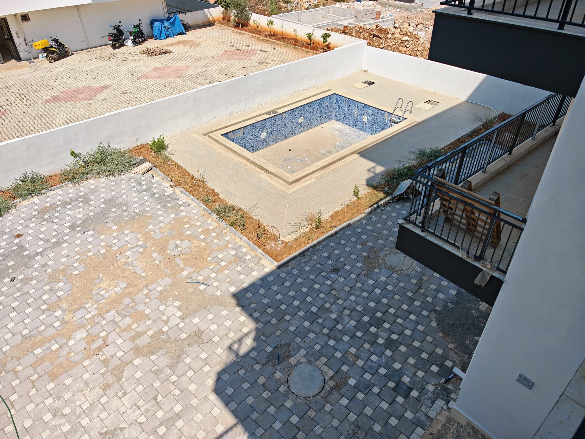 YENİKÖY'DE HAVUZLU KATTA AYRI MUTFAK ASANSÖRLÜ 2+1