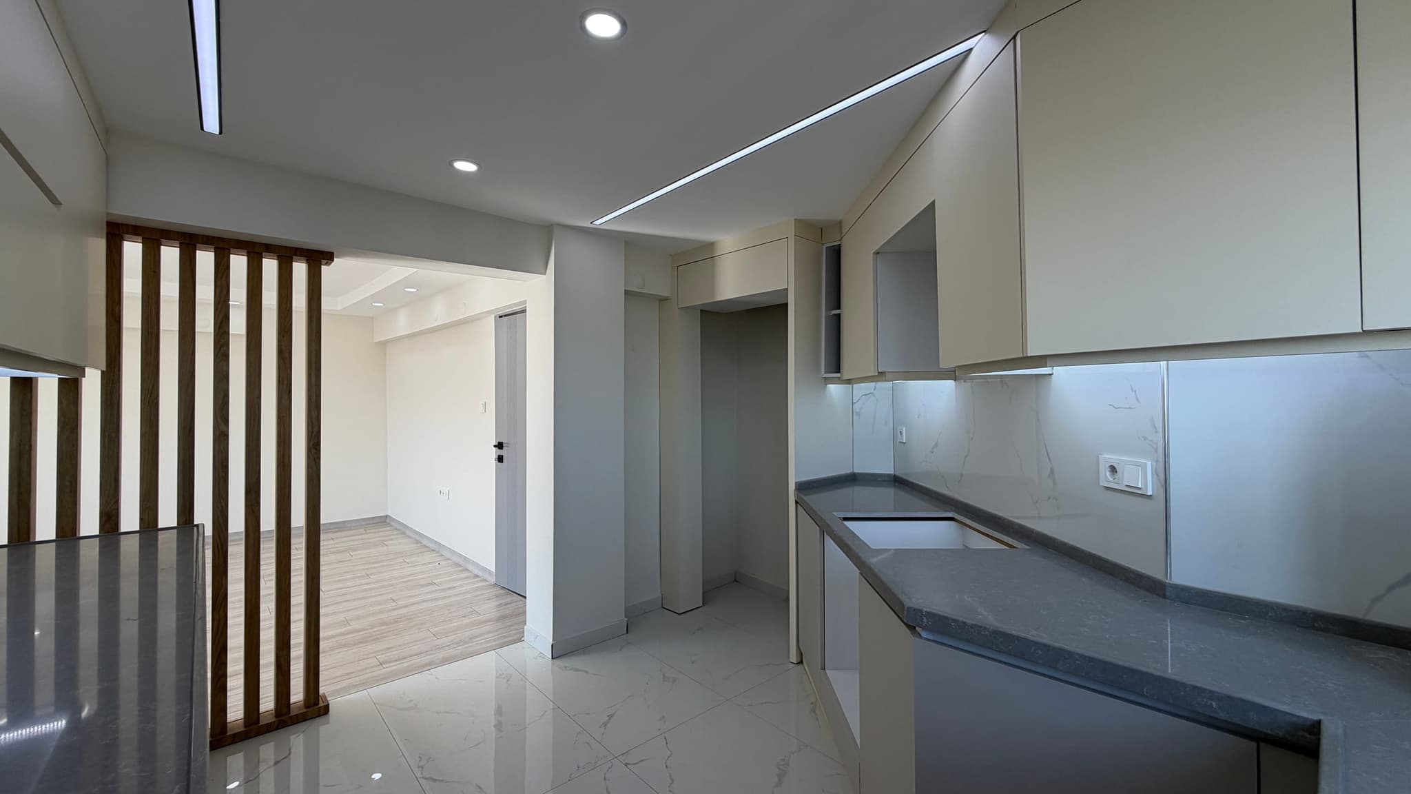 GÜRSU'DA DENİZ MANZARALI FULL TADİLATLI 3+1 SATILIK DAİRE
