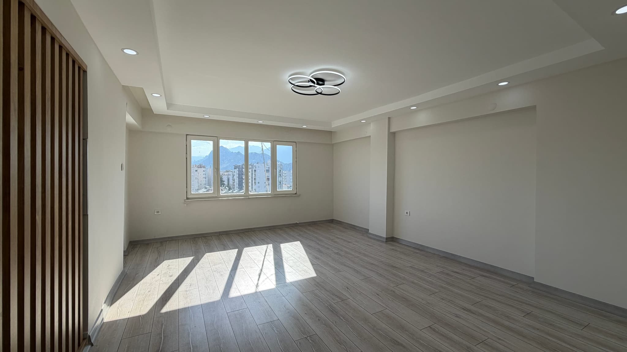 GÜRSU'DA DENİZ MANZARALI FULL TADİLATLI 3+1 SATILIK DAİRE