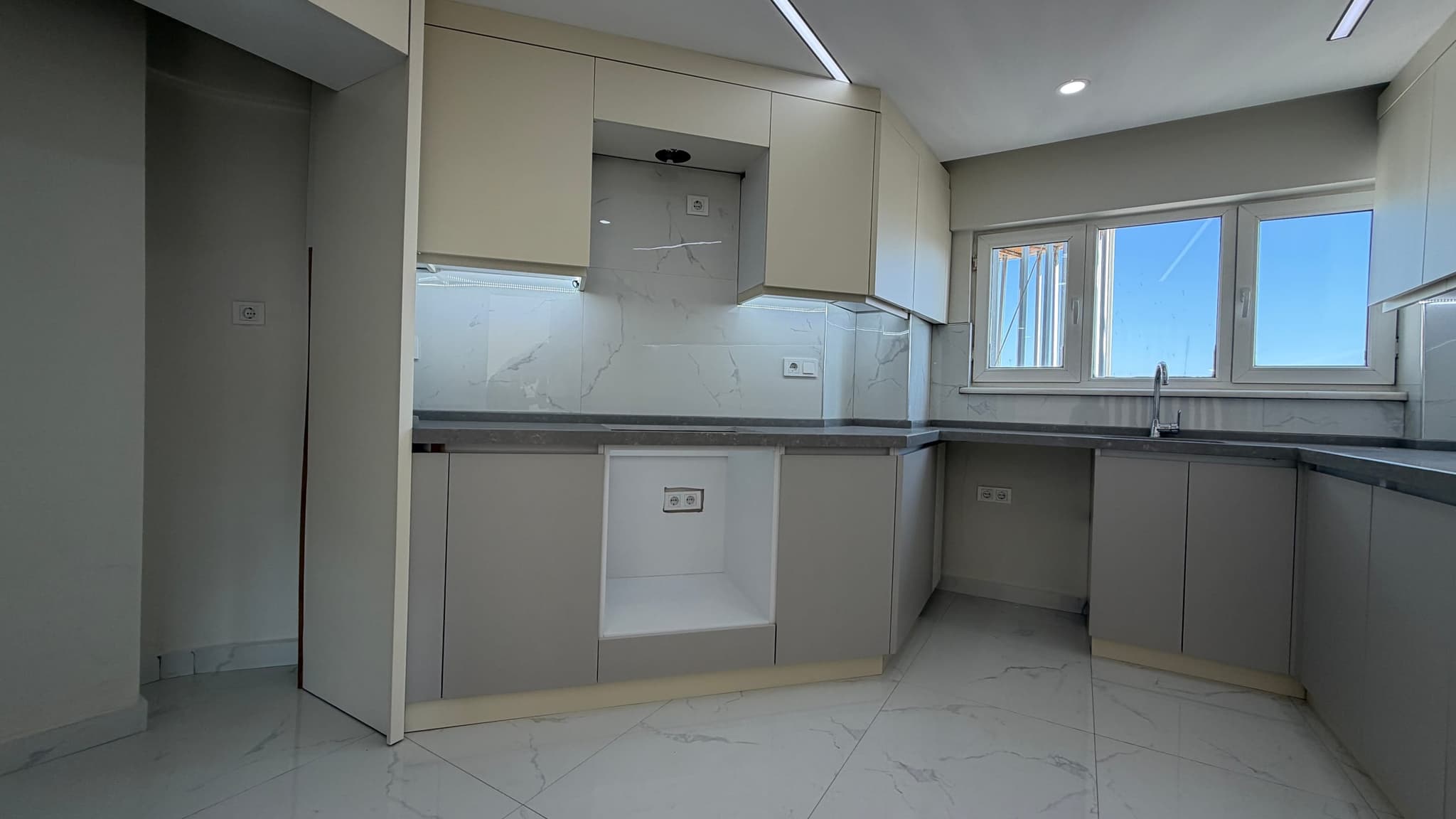 GÜRSU'DA DENİZ MANZARALI FULL TADİLATLI 3+1 SATILIK DAİRE