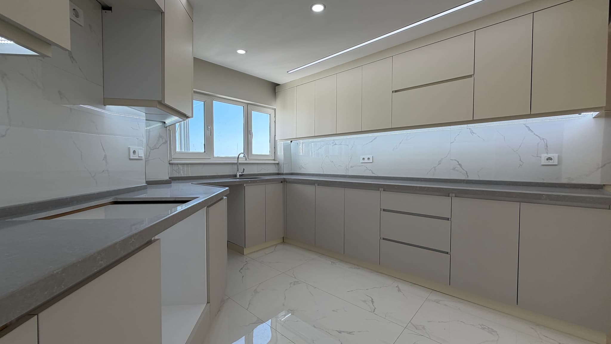 GÜRSU'DA DENİZ MANZARALI FULL TADİLATLI 3+1 SATILIK DAİRE