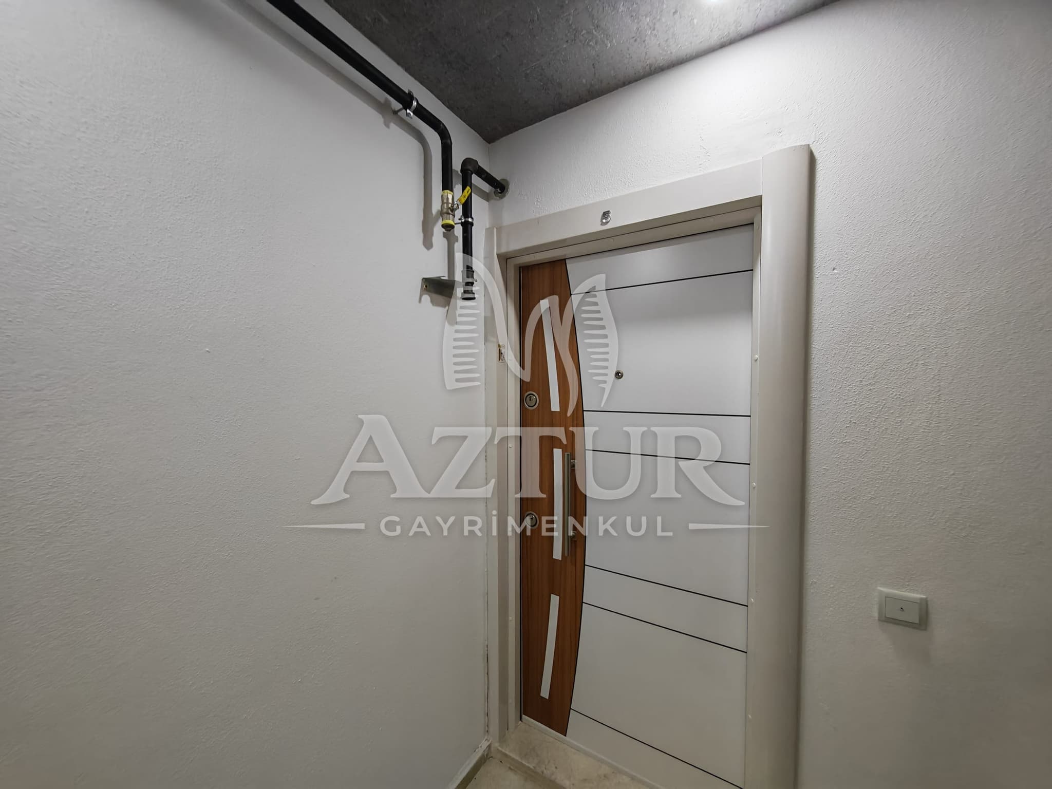 BÜYÜKŞEHİR BELEDİYESİNE YAKIN KONUMDA ARAKAT SIFIR 2+1 SATILIK DAİRE