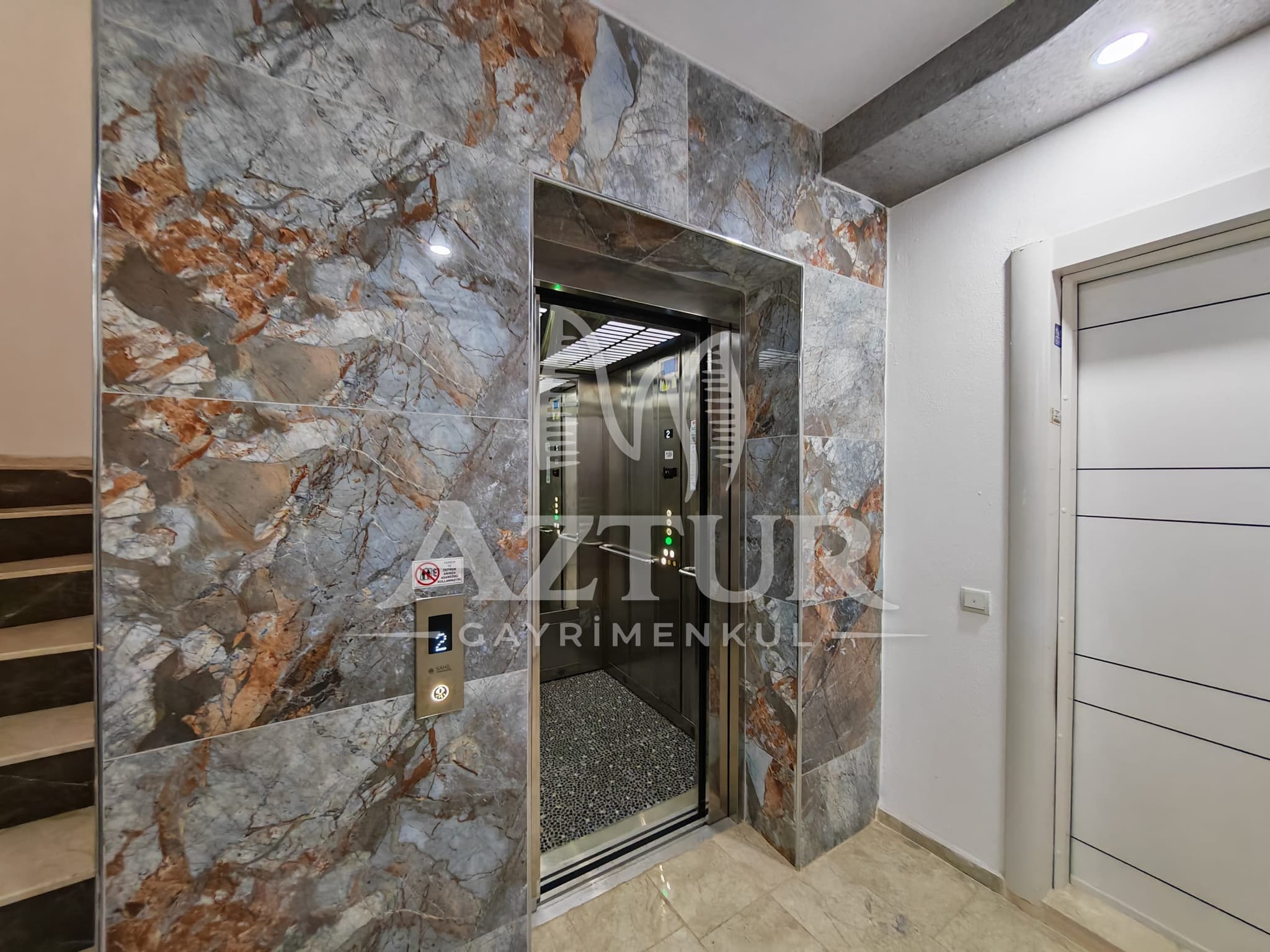 BÜYÜKŞEHİR BELEDİYESİNE YAKIN KONUMDA ARAKAT SIFIR 2+1 SATILIK DAİRE