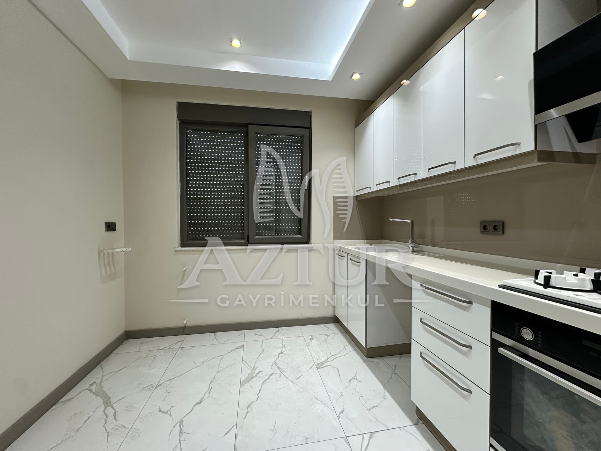 KIRÇİÇEĞİ CADDESİNDE AYRI MUTFAK YÜKSEK GİRİŞ SIFIR 2+1 SATILIK DAİRE