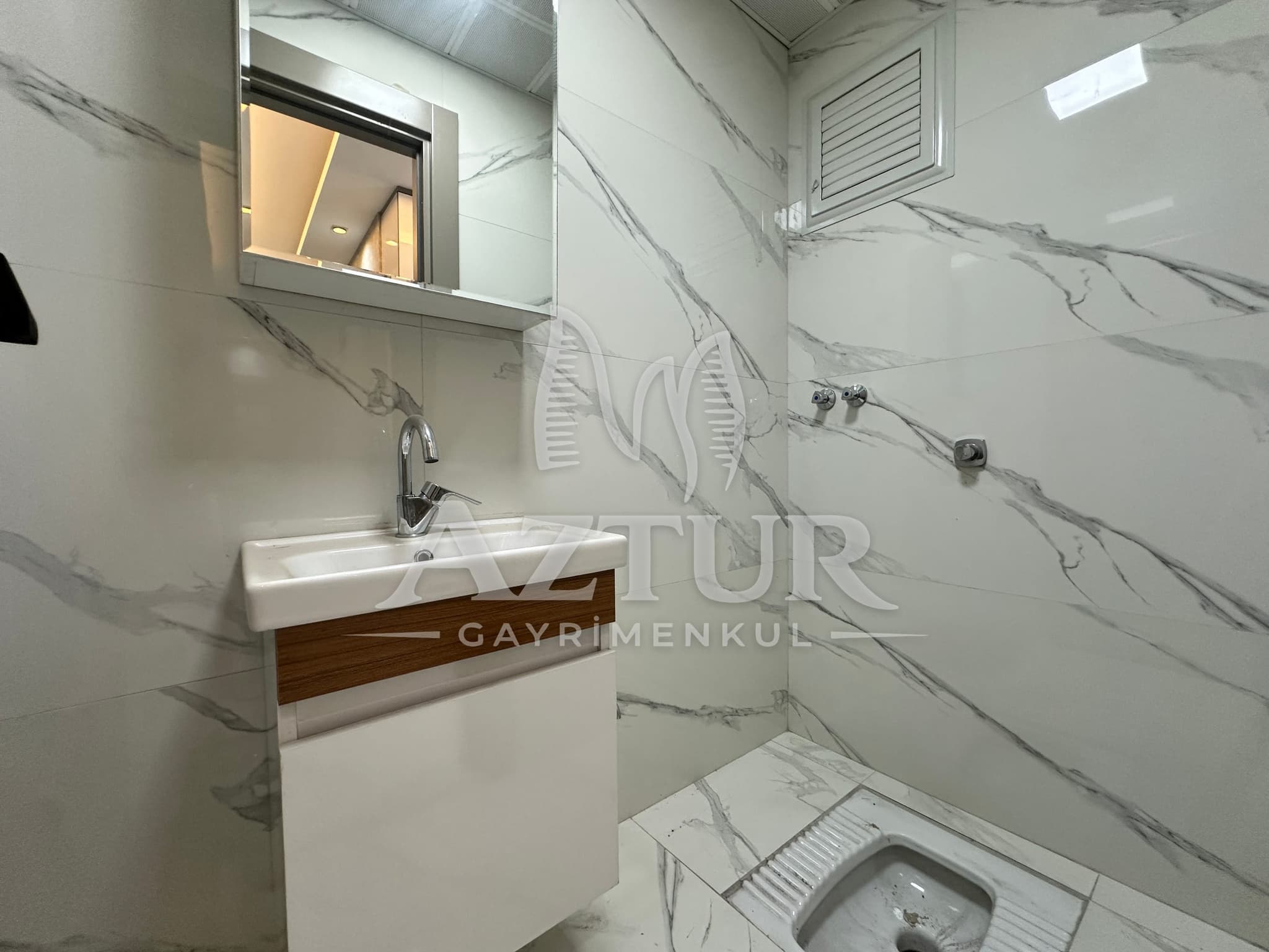KIRÇİÇEĞİ CADDESİNDE AYRI MUTFAK YÜKSEK GİRİŞ SIFIR 2+1 SATILIK DAİRE