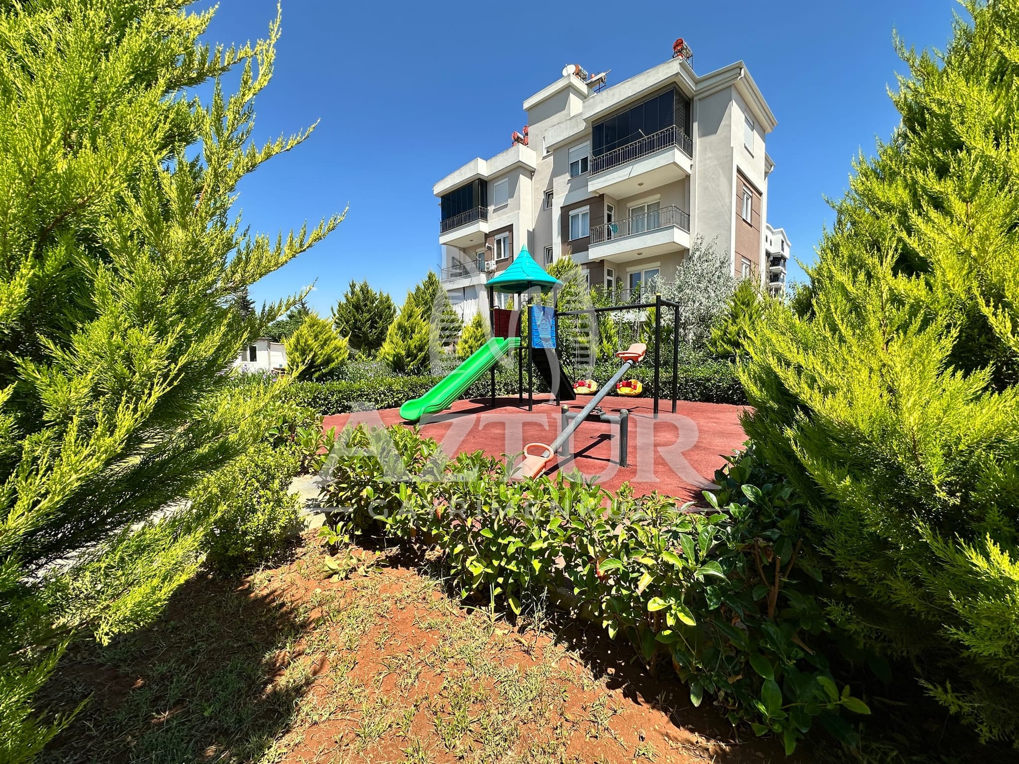 KIRÇİÇEĞİ CADDESİNDE AYRI MUTFAK YÜKSEK GİRİŞ SIFIR 2+1 SATILIK DAİRE