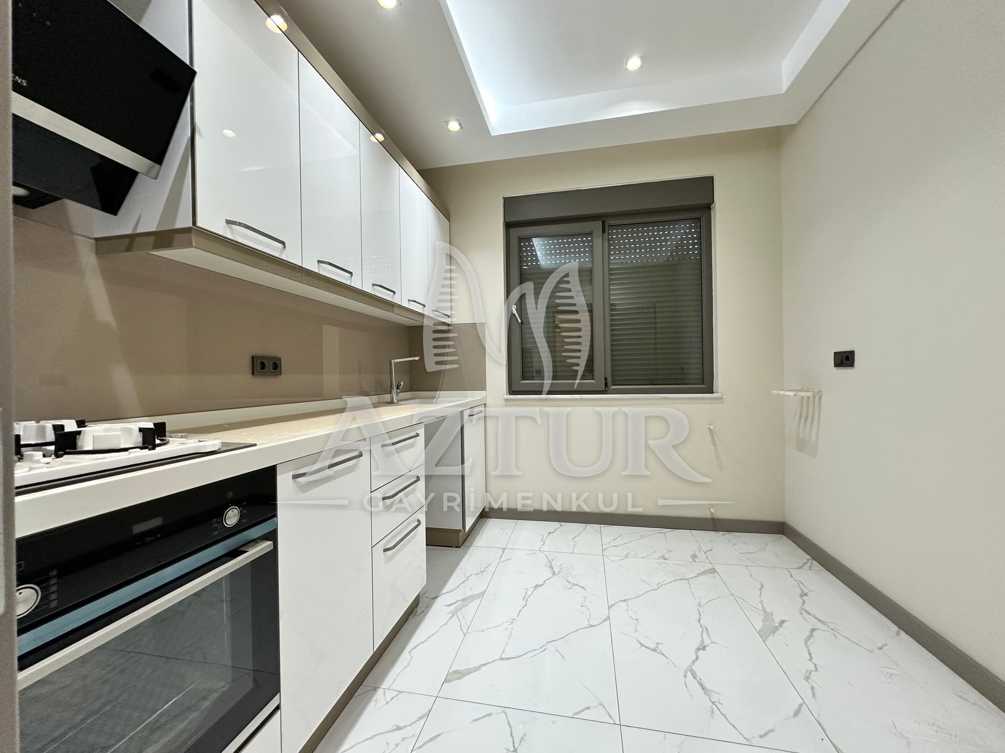 KIRÇİÇEĞİ CADDESİNDE AYRI MUTFAK YÜKSEK GİRİŞ SIFIR 3+1 SATILIK DAİRE