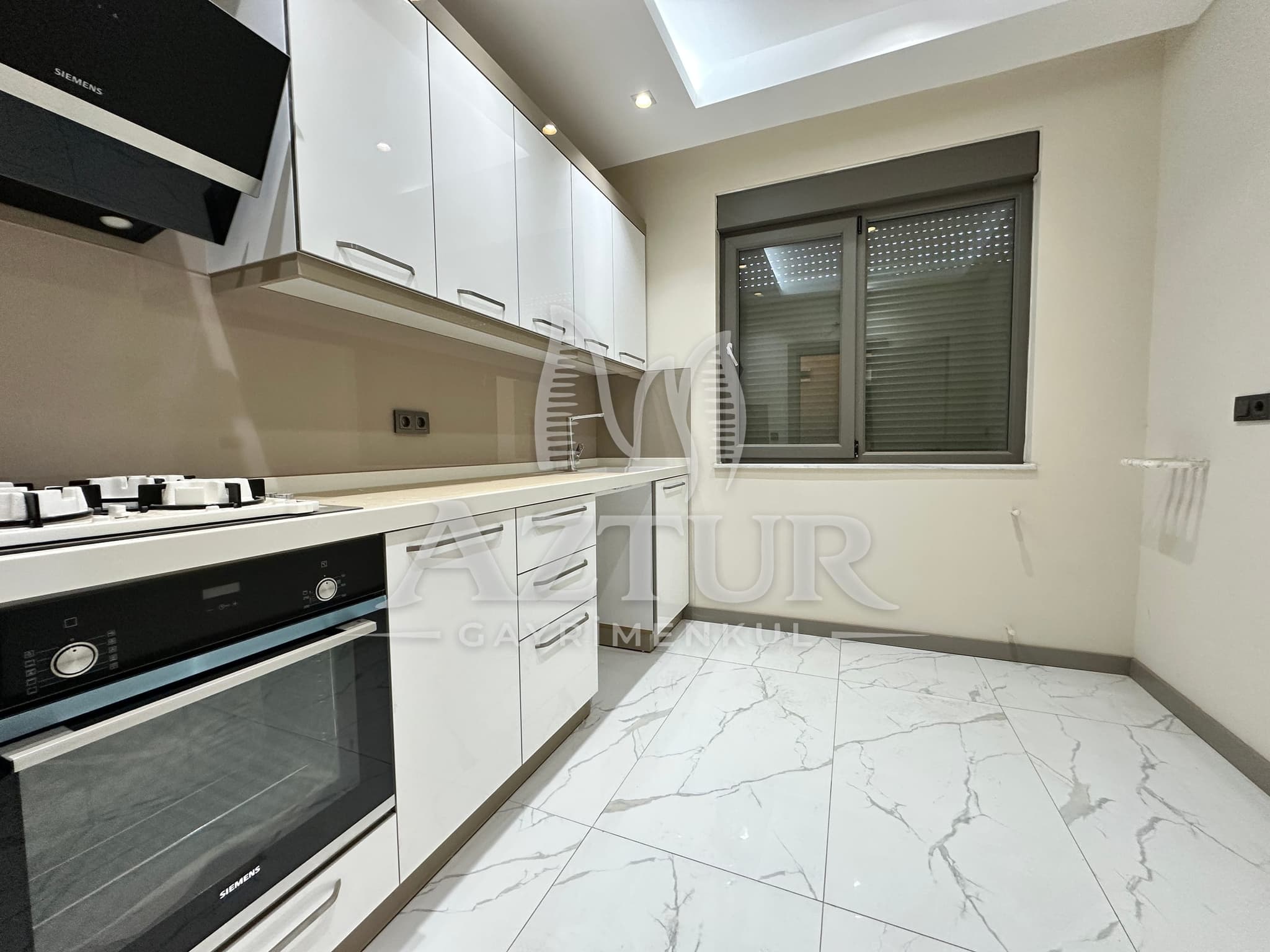 KIRÇİÇEĞİ CADDESİNDE AYRI MUTFAK YÜKSEK GİRİŞ SIFIR 3+1 SATILIK DAİRE