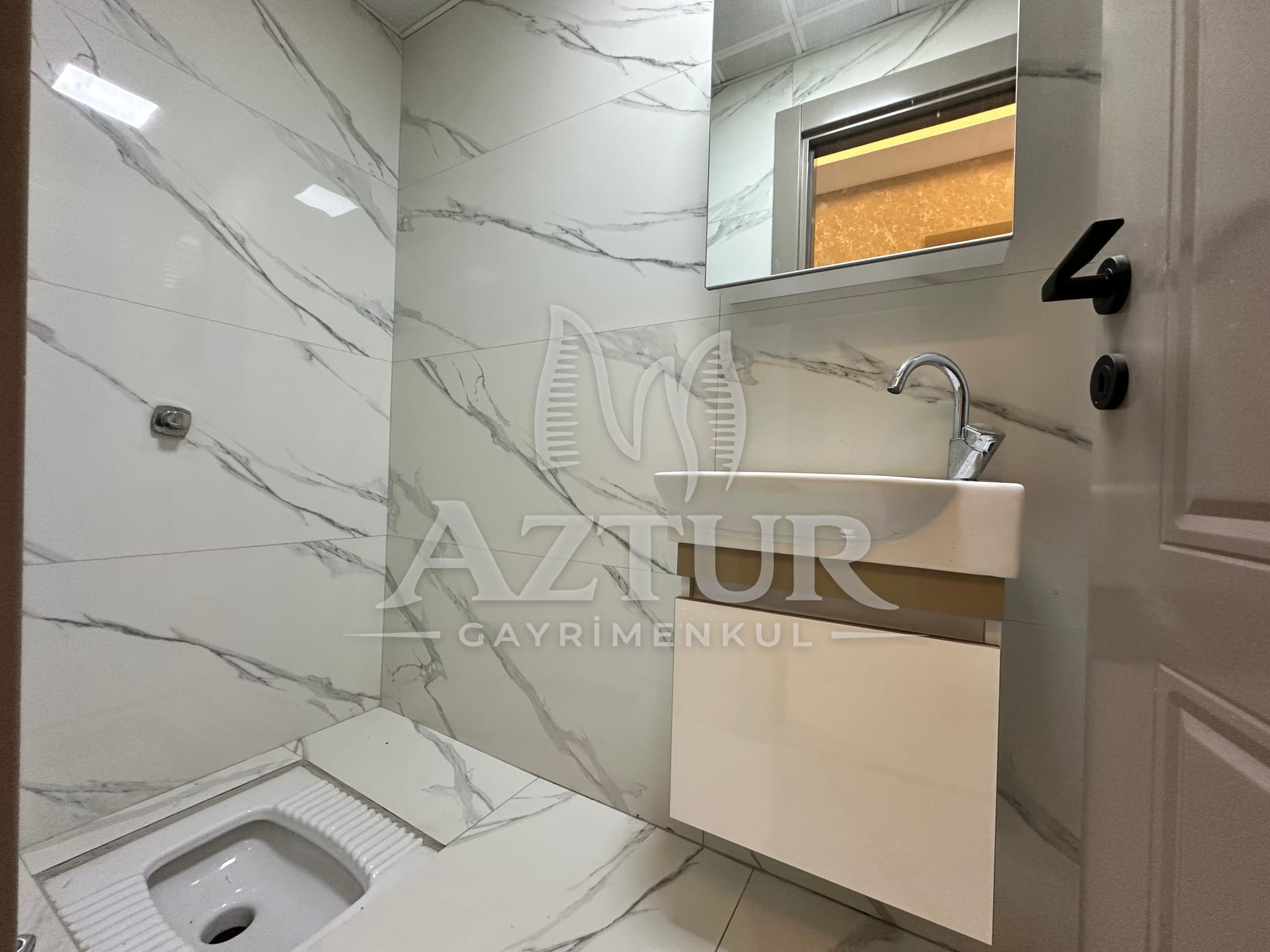 KIRÇİÇEĞİ CADDESİNDE AYRI MUTFAK YÜKSEK GİRİŞ SIFIR 3+1 SATILIK DAİRE